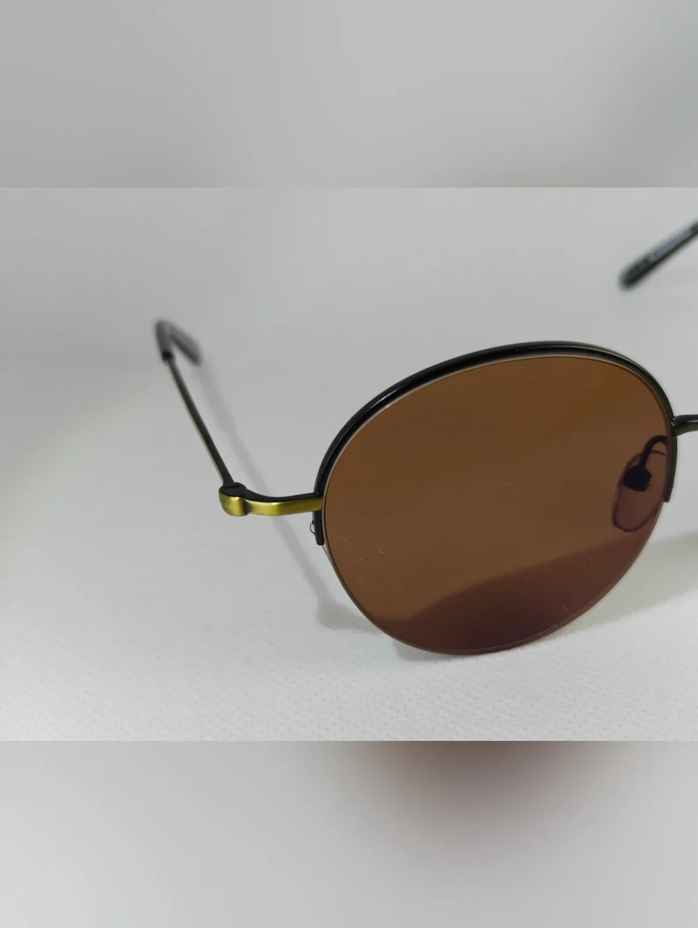 Sun Albee. Gold Classic Round Antique Gold Frame. Semi Rimless.